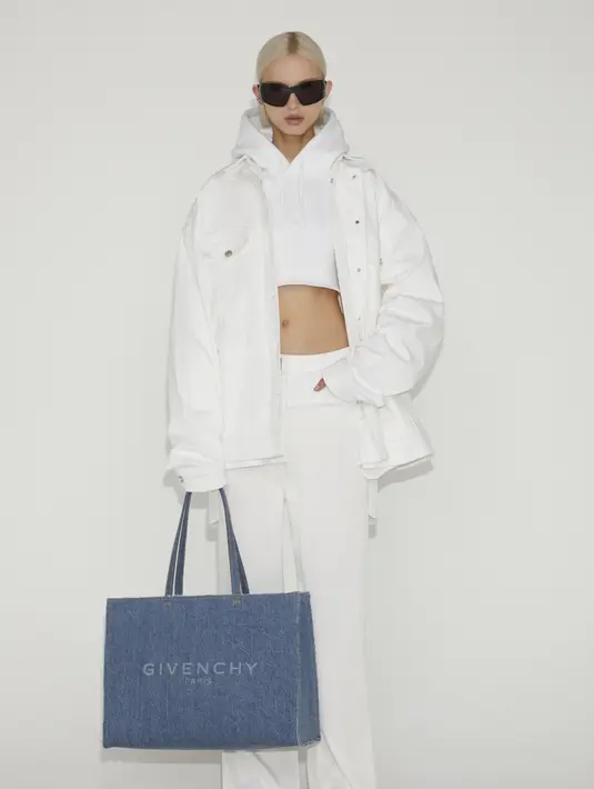 Tuxedo jacket dikombinasikan dengan denim cargo pants atau denim style satin. Atau jaket dengan flounced blouse yang sensual dipadu padankan dengan pencil skirt dengan kantung bergaya cargo. [Foto: Document/Givenchy]