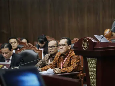Ketua Tim Hukum Joko Widodo-Ma’ruf Amin, Yusril Ihza Mahendra memberi keterangan dalam sidang sengketa Pilpres 2019 di Gedung MK, Jakarta, Selasa (18/6/2019). Sidang tersebut beragendakan mendengarkan jawaban dari termohon. (Liputan6.com/Faizal Fanani)