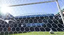 Spanyol malah lebih dulu tertinggal karena blunder fatal Unai Simon pada menit ke-20. Dia gagal mengontrol bola backpass dari Pedri. Bola meluncur deras dari tengah lapangan dan gagal ditangkap Simon. (Foto: AFP/Pool/Jonathan Nackstrand)