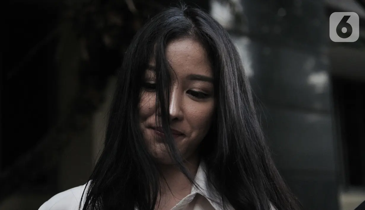 Siwi Widi usai diperiksa penyidik di Polda Metro Jaya, Jakarta, Senin (20/1/2020). Siwi diperiksa sebagai pelapor kasus pencemaran nama baik oleh akun Twitter @digeembok yang menyebut dirinya wanita simpanan alias gundik mantan Dirut Garuda Ari Askhara. (merdeka.com/Iqbal S. Nugroho)