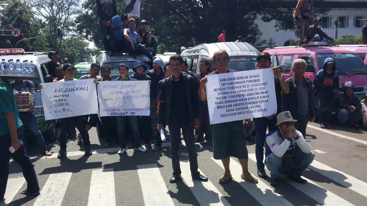 Demo penolakan ojek dan taksi online di Bandung