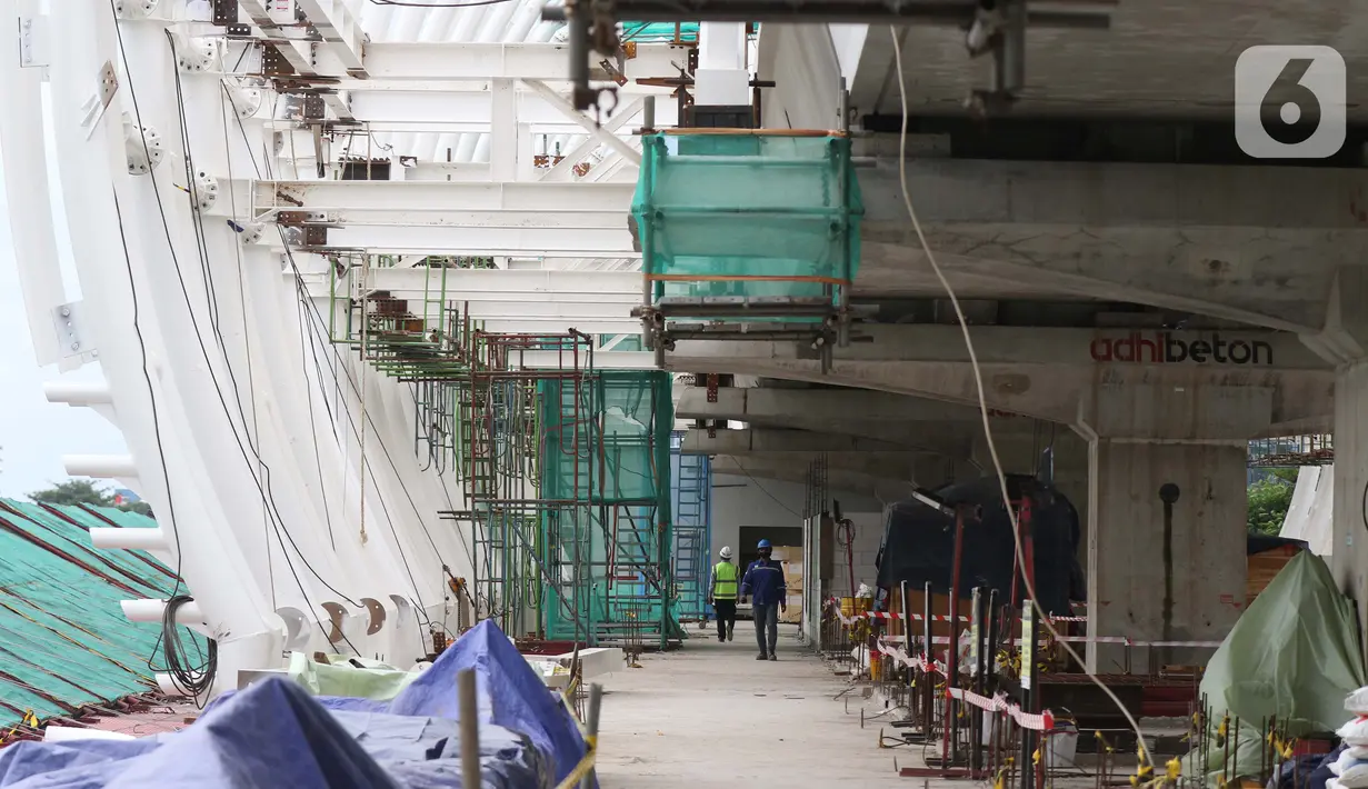 Pekerja beraktivitas menyelesaikan pengerjaan Stasiun LRT Jabodebek Dukuh Atas, Jakarta, Minggu (29/11/2020). Saat ini progres pembangunan LRT Jabodebek sudah mencapai 79,52 persen dan ditarget akan beroperasi pada pertengahan 2022. (Liputan6/Helmi Fithriansyah)