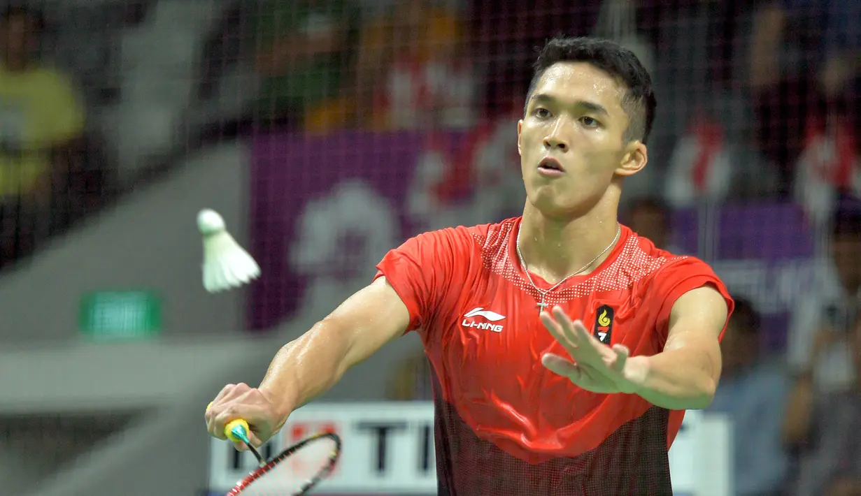 Pebulu tangkis tunggal Indonesia, Jonatan Christie melakukan servis ke arah pebulu tangkis Jepang Kenta Nishimoto pada babak semifinal Asian Games 2018 di Istora Senayan, Jakarta, Senin (27/8). Jonatan melaju ke final. (ANTARA FOTO/INASGOC/tom/18)