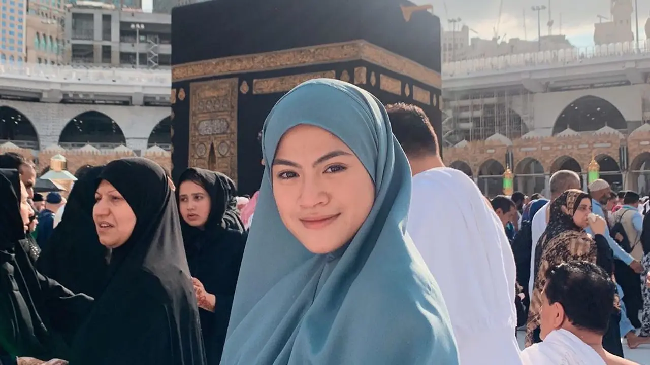 Bikin Pangling, Ini 7 Pesona Hana Saraswati Kenakan Hijab Saat Umroh