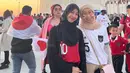 Istri Egy Maulana Vikri, Adiba Khanza juga turut hadir mengenakan jersey dengan nomor punggung 10 milik sang suami. Jersey tersebut ia padukan dengan pashmina, cardigan, dan celana kulot serba hitam. [IG/@dewivinandita]