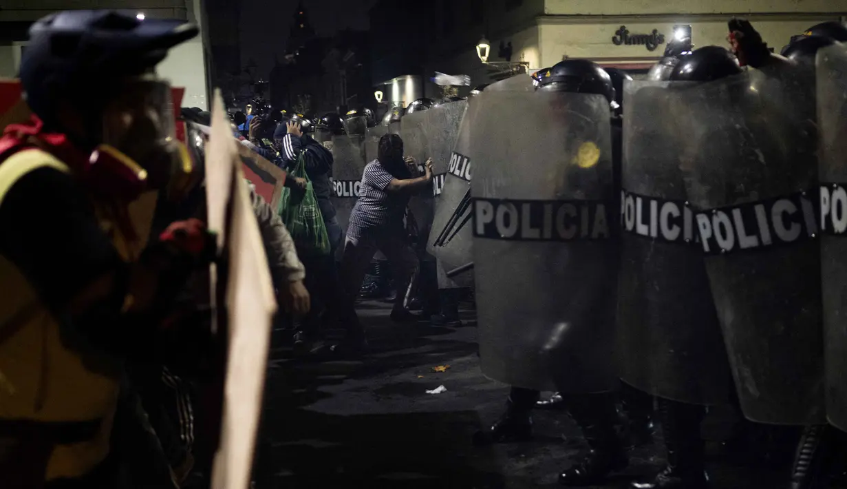 Ratusan orang yang didominasi oleh kelompok pemuda atau Generasi Z (Gen Z) berkumpul dalam aksi protes terhadap pemerintahan Presiden Peru Dina Boluarte. (ERNESTO BENAVIDES/AFP)