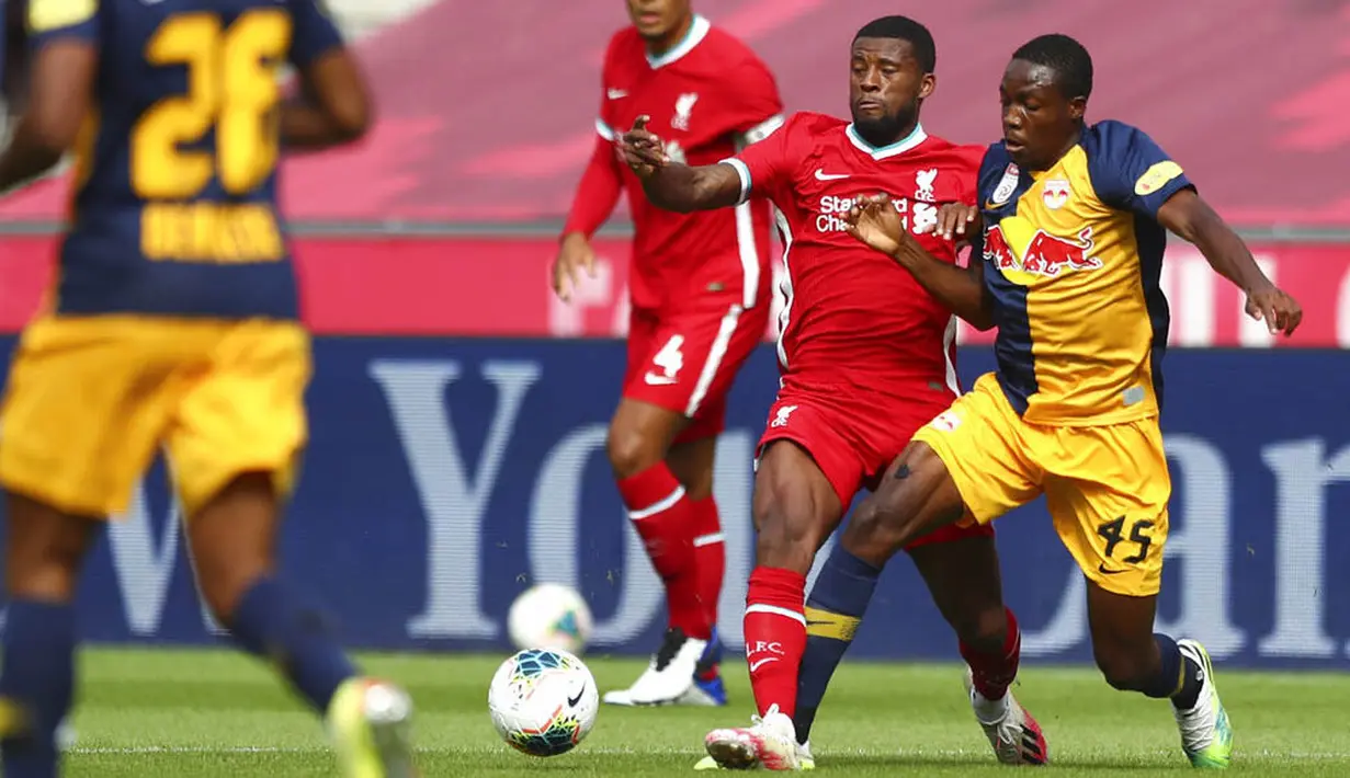 Pemain Liverpool, Georginio Wijnaldum, berebut bola dengan pemain RB Salzburg, Enock Mwepu, pada laga persahabatan di Stadion Red Bull Arena, Salzburg, Selasa (25/8/2020). Kedua tim bermain imbang dengan skor 2-2. (AP Photo/Matthias Schrader)