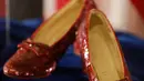 Sepasang sepatu ruby yang dikenakan aktris Judy Garland dalam "The Wizard of Oz" saat konferensi pers di Kantor FBI, Minnesota, Selasa (4/9). Sepatu ini pernah dicuri pada tahun 2005 dari Judy Garland Museum. (Richard Tsong-Taatarii/Star Tribune via AP)