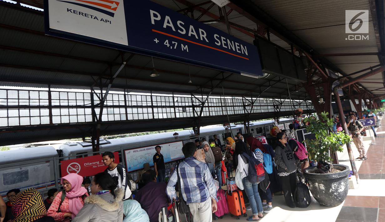 Calon penumpang menunggu kereta di Stasiun Pasar Senen, Jakarta, Jumat, (22/12). Sebanyak 17 kereta api tambahan dioperasikan guna mengantisipasi lonjakan penumpang. (Liputan6.com/Johan Tallo)