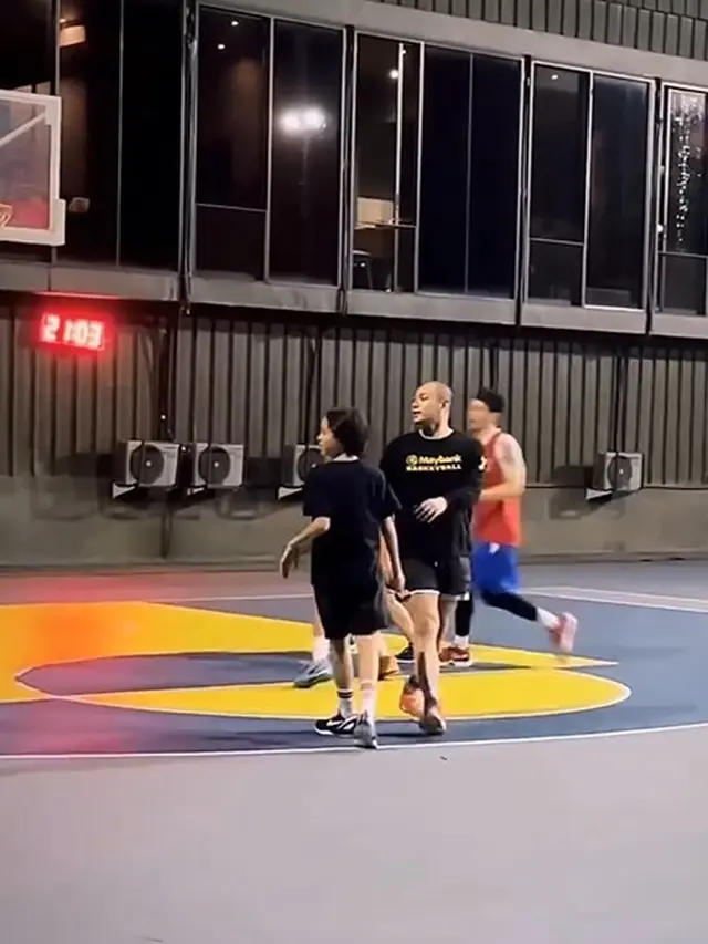 Tiko Aryawardhana dan Noah Sinclair main basket (Instagram/kiaisaura6)