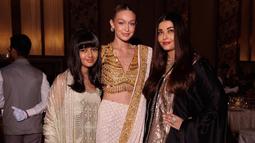 Penampilan Gigi Hadid yang memakai sari itu pun menyita perhatian publik. Ia tampak besenang-senang menghadiri acara tersebut. Supermodel kelahiran Los Angeles itu juga sempat mengabadikan foto bersama Aishwarya Rai dan putrinya, Aaradhya Bachchan. (Liputan6.com/IG/@gigihadid)