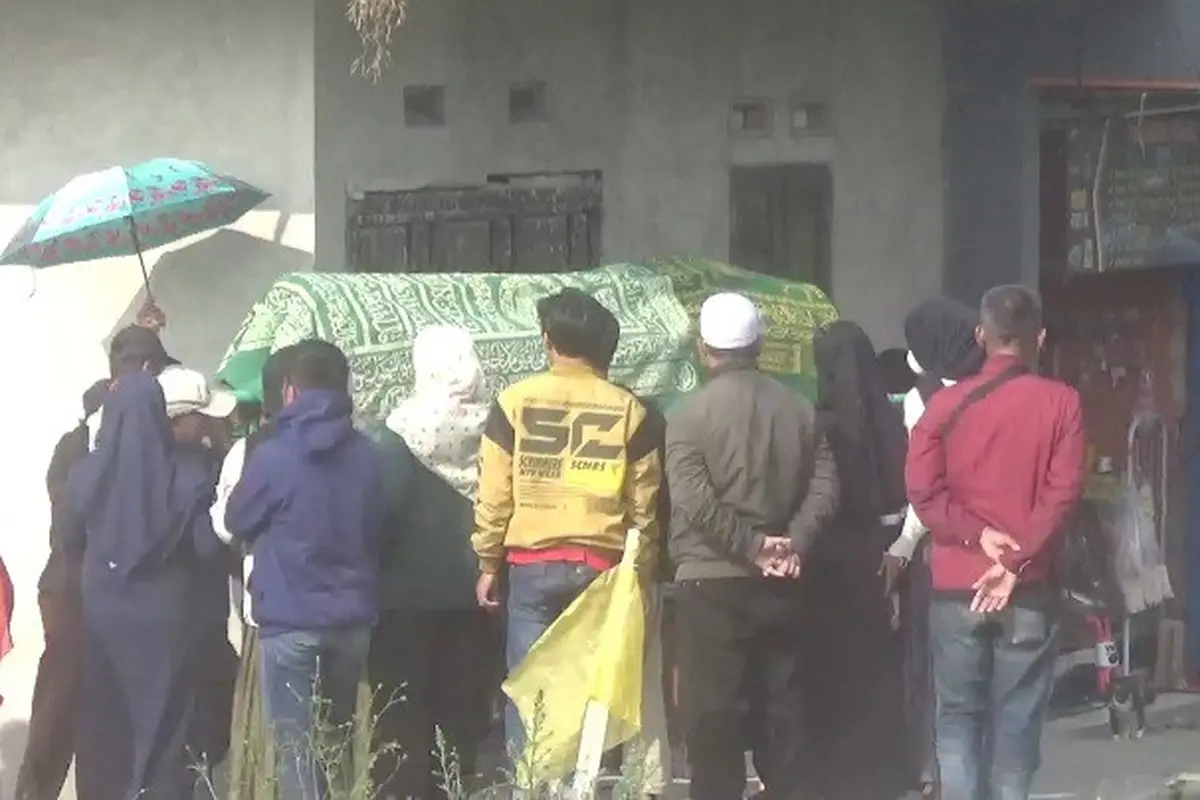 Suasana rumah duka Dini, di Sukabumi. Korban penganiayaan pacar anak anggota DPR RI (Liputan6.com/Istimewa)
