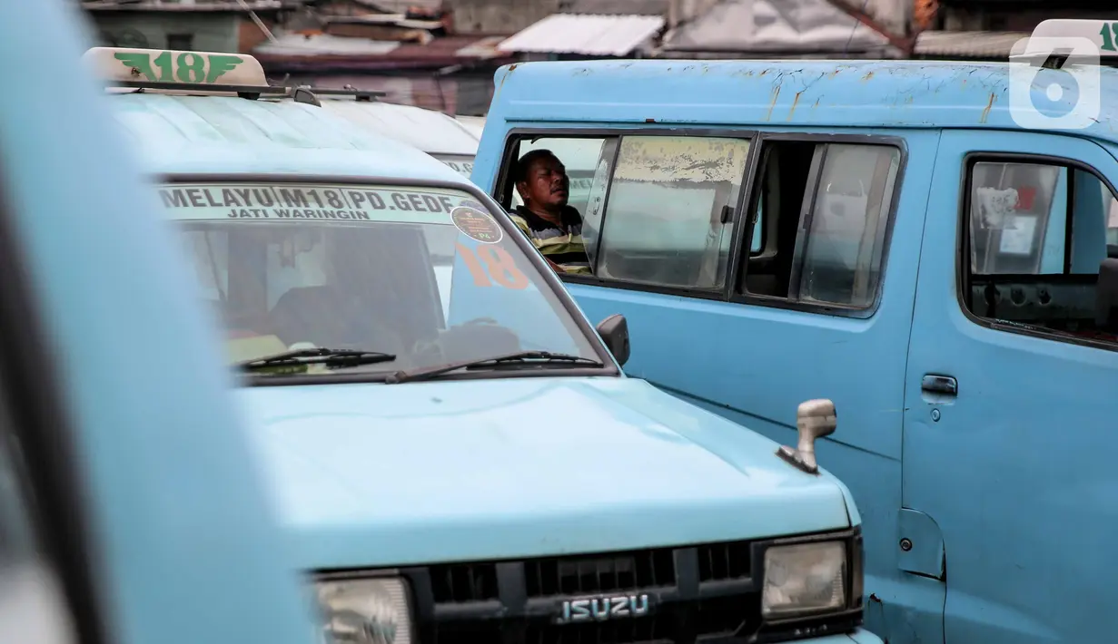 Angkutan umum menunggu penumpang di Terminal Kampung Melayu, Jakarta, Kamis (30/4/2020). Menurunnya jumlah angkutan umum yang beroperasi merupakan imbas dari himbauan pemerintah untuk tetap di rumah dan penerapan PSBB sehingga menyebabkan sepinya. (Liputan6.com/Faizal Fanani)