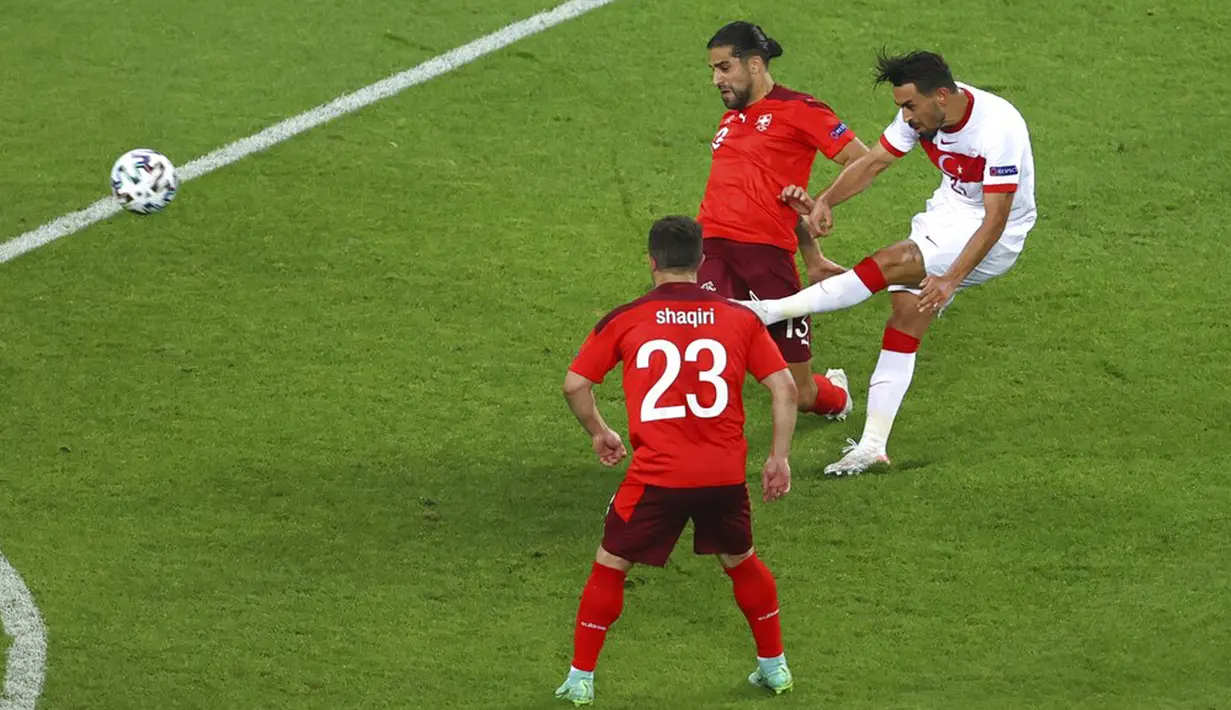 Pemain Turki Irfan Kahveci (kanan) mencetak gol ke gawang Swiss pada pertandingan Grup A Euro 2020 di Stadion Olimpiade Baku, Baku, Azerbaijan, Minggu (20/6/2021). Swiss menang 3-1. (Naomi Baker/Pool via AP)