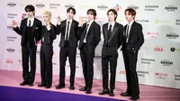 Boyband Korea Selatan, BoyNextDoor, menghadiri acara karpet merah di acara Mama Awards 2023 di Tokyo Dome di Tokyo pada 29 November 2023. (Philip FONG/AFP)