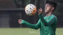Pemain Timnas Indonesia U-22, Febri Hariyadi, mengontrol bola saat latihan di Lapangan SPH Karawaci, Tangerang, Minggu (7/5/2017). (Bola.com/Vitalis Yogi Trisna)