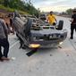 Kondisi mini bus yang mengalami kecelakaan tunggal di Jalan Tol Balikpapan-Samarinda, pada Rabu (20/4/2022). (Istimewa)