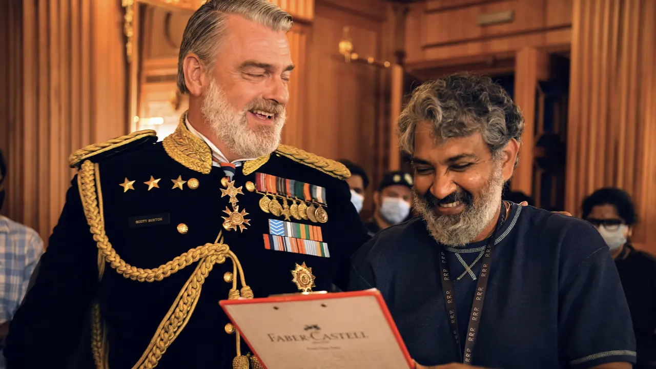 Momen Ray Stevenson dan S. S. Rajamouli di balik layar film RRR.