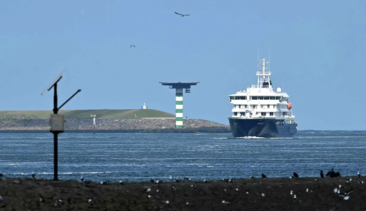 Kapal pesiar MV Hondius yang terdampak Hantavirus berlayar di lepas pantai Belanda saat mendekati pelabuhan Rotterdam pada Senin 18 Mei 2026. (NICOLAS TUCAT/AFP)