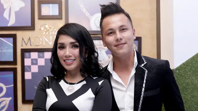 [Bintang] Ussy Sulistiawaty dan Andhika Pratama