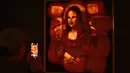 Sebuah labu yang diukir dengan bentuk lukisan Mona Lisa dipajang selama "The Great Jack O'Lantern Blaze" di Croton-on-Hudson, New York menjelang Halloween pada 25 Oktober 2023. (ANGELA WEISS / AFP)