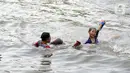 Anak-anak bermain di genangan air akibat banjir rob di kawasan pintu masuk Pelabuhan Nizam Zachman, Muara Baru,  Jakarta, Jumat (5/6/2020). Banjir rob di Pelabuhan Muara Baru tersebut terjadi akibat cuaca ekstrem serta pasang air laut. (Liputan6.com/Helmi Fithriansyah)