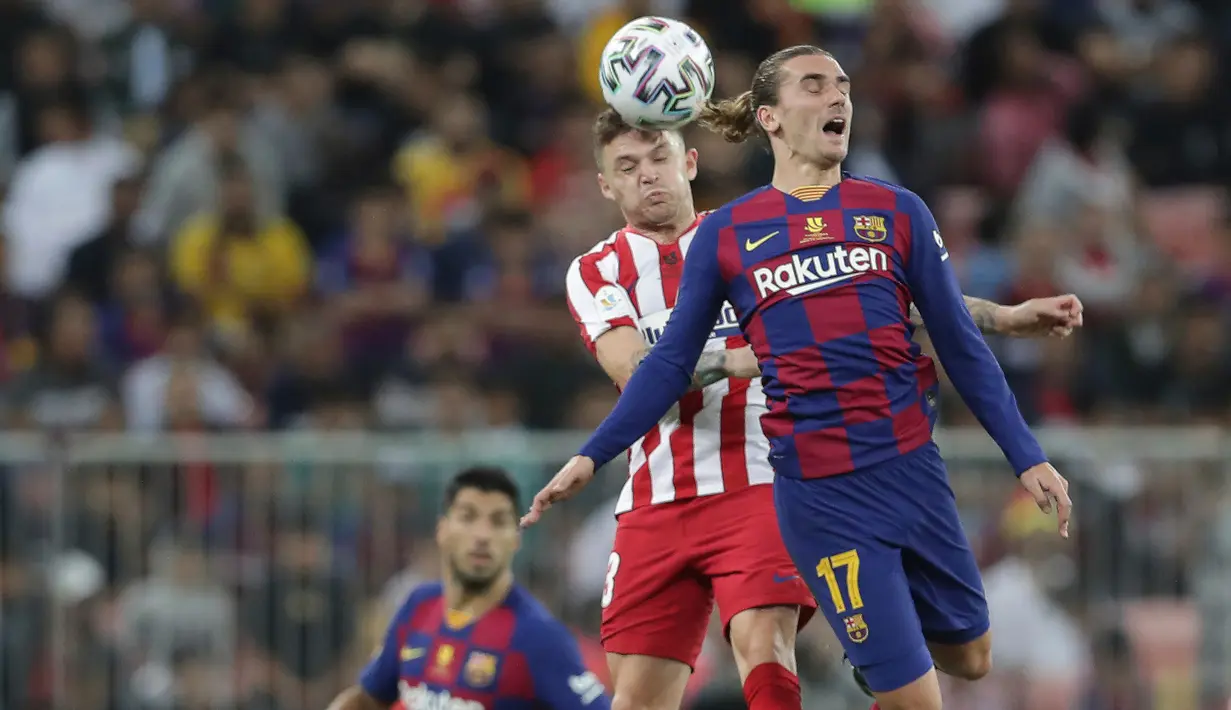 Penyerang Barcelona, Antoine Griezmann melompat saat berebut bola dengan pemain Atletico Madrid, Saul pada laga semifinal Piala Super Spanyol di King Abdullah Sports City, Jeddah, Kamis (9/1/2020). Barcelona harus menjalani pertandingan yang dramatis saat kalah 2-3 dari Atletico. (AP/Hassan Ammar)