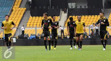 Sejumlah pemain Mitra Kukar berlari ringan usai berlatih di Stadion GBK Jakarta, Sabtu (23/1/2016). Mitra Kukar akan berhadapan dengan Semen Padang pada laga final turnamen Piala Jenderal Sudirman, Minggu (24/1). (Liputan6.com/Helmi Fithriansyah)