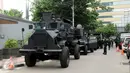 Kendaraan taktis Sat Gultor 81 Kopassus bersiaga di samping gedung Kedutaan Perancis Jl MH Thamrin, Jakarta, Kamis (14/1/2016). Ratusan petugas gabungan bersiaga pasca ledakan yang terjadi di pos polisi Sarinah, Jakarta. (Liputan6.com/Helmi Fithriansyah)