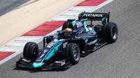 Pembalap tim DAMS, Sean Gelael saat mengikuti sesi tes pramusim Formula 2 2020 di Sirkuit Sakhir, Bahrain. (Istimewa)