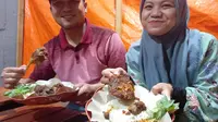 Bebek Songkek khas Madura menjadi pilihan menu makan di Surabaya. (Dian Kurniawan/Liputan6.com).