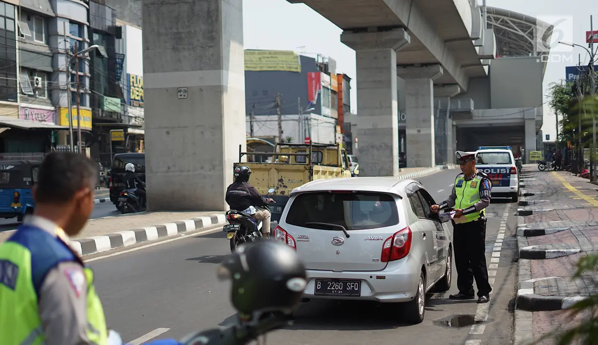 Petugas Kepolisian memberhentikan mobil berplat nomor genap yang memasuki persimpangan Jalan Dharmawangsa X dan Jalan Fatmawati, Jakarta, Senin (9/9/2019). Polisi mulai menindak pengendara yang melanggar perluasan ganjil genap di Jakarta Selatan. (Liputan6.com/Immanuel Antonius)