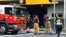 Petugas layanan darurat terlihat di lokasi kebakaran yang terjadi di kantor cabang Commonwealth Bank of Australia, di Melbourne , Jumat (18/11). Kejadian ini menyebabkan 27 orang terluka dan enam lainnya dinyatakan kritis. (AAP/Julian Smith/via REUTERS) 