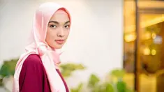 Aktris Tika Bravani menambah deretan selebriti Tanah Air yang berhijrah di awal 2018. Istri Dimas Aditya tersebut telah memantapkan hatinya untuk terus menggunakan hijab. (instagram.com/tikabravani)
