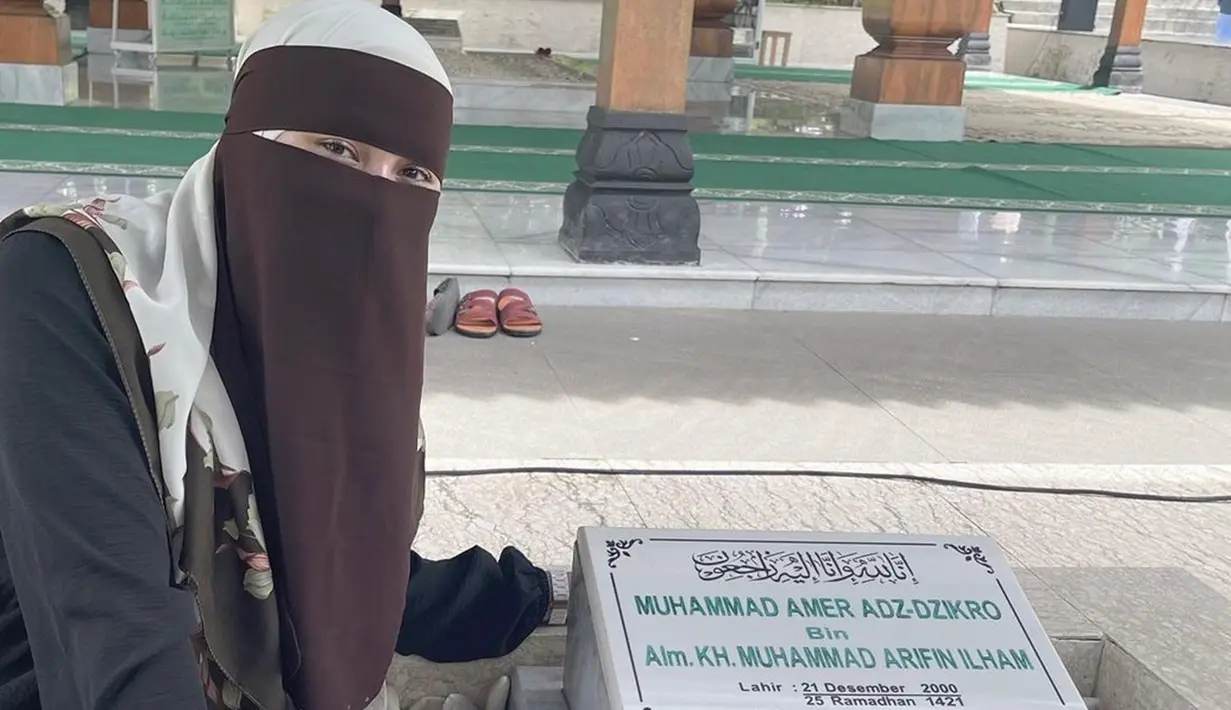 "Sesak akan memudar, tangis akan pelan-pelan mereda, sama halnya, sebanyak air mata yang keluar tahun lalu saat kamu pergi, sebanyak itu pula senyum yang aku bawa untuk kamu hari ini, aku akan selalu baik-baik saja," tulis Nadzira dalam keterangan unggahan. (Liputan6.com/IG/@enazirashf_)