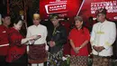 Ketua Umum DPP PDIP, Megawati Sukarnoputri (kedua kiri) menyerahkan surat rekomendasi kepada pasangan Cagub dan Cawagub NTB di Jakarta, Kamis (4/1). PDIP secara resmi mengumumkan empat pasang cagub dan cawagub. (Liputan6.com/Helmi Fithriansyah)