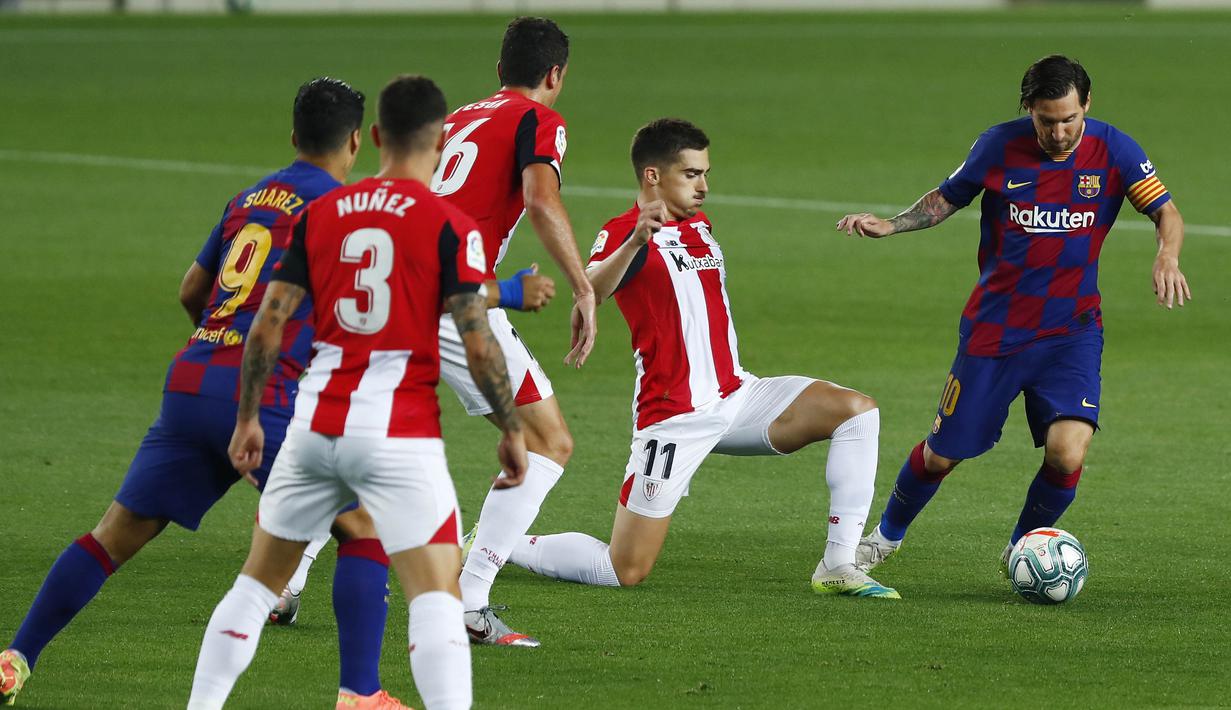 Striker Barcelona, Lionel Messi, berusaha melewati pemain Athletic Bilbao pada laga La Liga di Stadion Camp Nou, Selasa (23/6/2020). Barcelona menang 1-0 atas Athletic Bilbao. (AP/Joan Monfort)