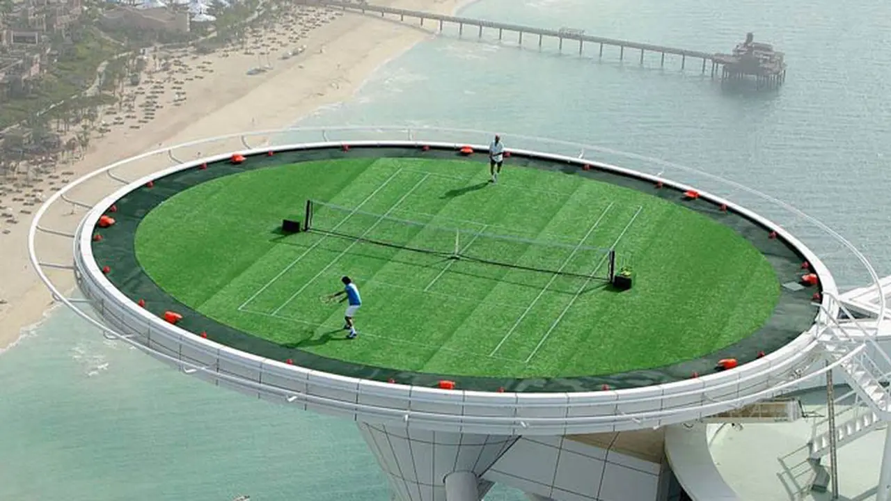 Lapangan tenis di puncak hotel di Dubai