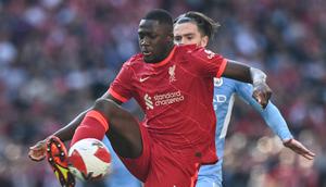 Ibrahima Konate. Bek tengah Prancis berusia 23 tahun ini didatangkan RB Leipzig dari klub Ligue-2 Prancis FC Sochaux pada awal musim 2017/2018 dengan status bebas transfer. Usai 4 musim dan total tampil dalam 94 laga di semua ajang dengan torehan 4 gol dan 1 assist, ia dilepas ke Liverpool pada awal musim 2021/2022 dengan mahar senilai 40 juta euro atau setara Rp626,2 miliar. (AFP/Gyn Kirk)