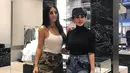 Postingan foto Syahrini ini sukses membuat publik heboh. Lantaran Syahrini berpose bersama Kim Kardashian. (Foto: instagram.com/princessyahrini)