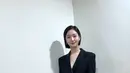 <p>Kim Go Eun mengenakan slit dress hitam dengan siluet blazer dipadukan stiletto heels warna hitam. Rambut pendeknya tertata rapi. [@ggonekim]</p>
