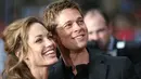 Brad Pitt yang semula tak menjawab dan mempermasalahkan segala gugatan yang diajukan Angelina Jolie, kini berpindah haluan. Seakan melakukan perlawanan, Pitt juga mengajukan hak asuh keenam anaknya. (AFP/Bintang.com)