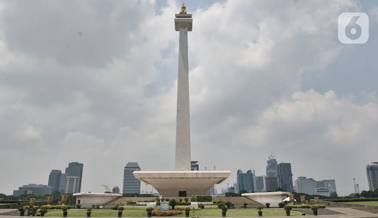 Suasana kawasan Monumen Nasional (Monas) yang ditutup, Jakarta, Minggu (15/3/2020). Gubernur Anies Baswedan menutup tempat wisata di DKI Jakarta seperti Monas, Ragunan, dan museum yang dikelola Pemprov DKI selama dua pekan ke depan guna mencegah penyebaran Covid-19. (merdeka.com/Iqbal S. Nugroho)