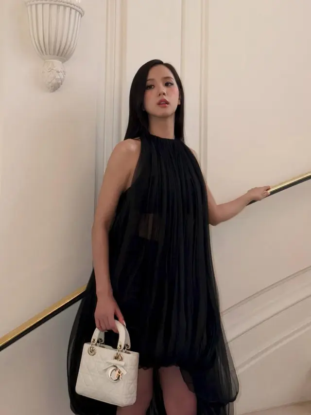 Jisoo hadir di Paris Fashion Week 2026 bersama brand masing-masing. [@sooyaaa__]