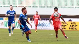 Pemain Borneo FC, Stefano Jantje Lilipaly (kanan) mengontrol bola dibayangi pemain Persib Bandung, Daisuke Sato dalam pertandingan lanjutan BRI Liga 1 2022/2023 yang berlangsung di Stadion Pakansari, Bogor, Kamis (26/1/2023). (Bola.com/Ikhwan Yanuar)