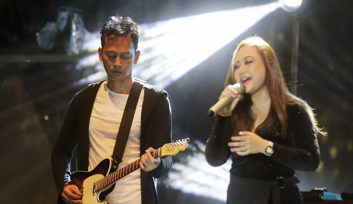 <p>Selain Simple Plan, band Garasi juga mengulang masa kejayaan mereka di panggung Everblast Festival. Fedy Nuril dkk tampil di panggung Supermusic menjelang tengah malam. [Foto/Bambang E. Ros]</p>