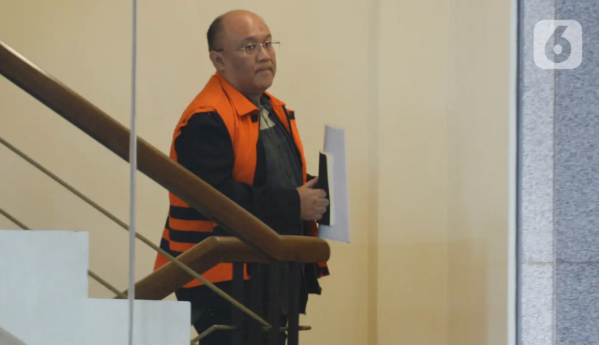 Pejabat Pembuat Komitmen Dinas PU Sidoarjo Judi Tetrahastoto menaiki tangga saat akan menjalani pemeriksaan di gedung KPK, Jakarta, Rabu (11/3/2020). Judi diperiksa dalam kasus dugaan penerimaan suap bersama Bupati Sidoarjo terkait proyek infrastruktur di Pemkab Sidoarjo. (merdeka.com/Dwi Narwoko)