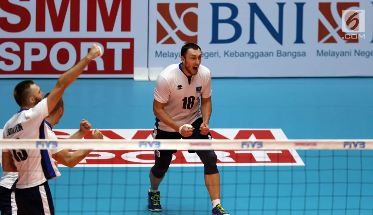 Pemain Timnas voli putra Kazakhstan, Vitaliy Varivodin (kanan) bersorak saat melawan Korea Selatan di Semifinal Kejuaraan Voli Asia 2017 di GOR Tri Dharma, Gresik, Senin (31/7). Kazakhstan unggul 3-2. (Liputan6.com/Helmi Fithriansyah)