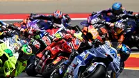 Alex Marquez (depan) memimpin balapan sesi Sprint Race MotoGP Aragon 2025, Sabtu (7/6/2025) malam WIB. (JOSE JORDAN / AFP)