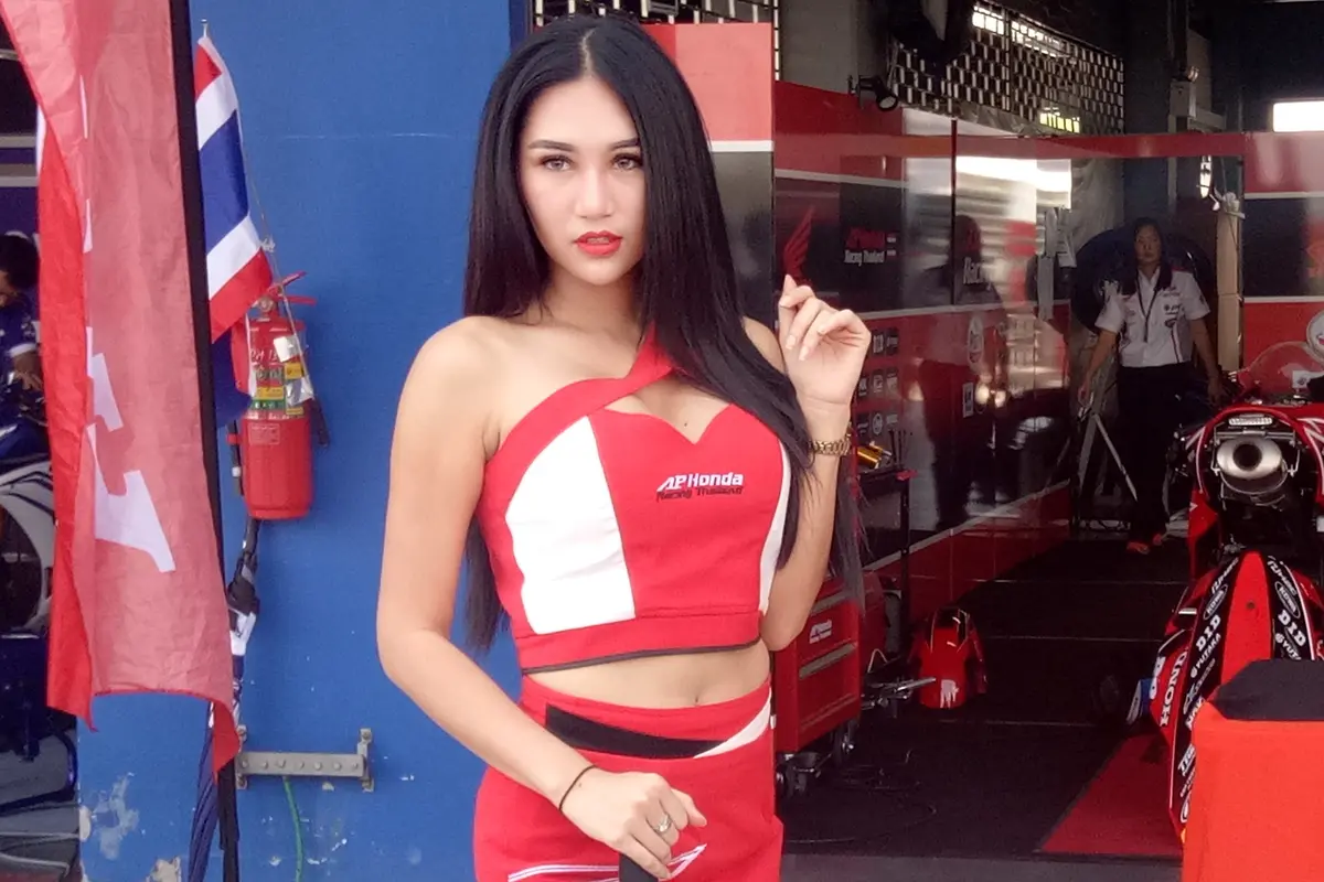Umbrella Girls memeriahkan Asia Road Racing Championship (ARRC) 2018 di Buriram International Circuit, Thailand (Liputan6.com / Jonathan Pandapotan)